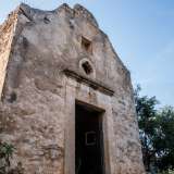 �L�edificio risale all�800 � dichiara l�82enne Francesco Occhiogrosso, esperto del territorio � ed � noto come il Casino del Comandante, il soprannome dell�autoritario Scopetta. Pare che lui fosse un sacerdote, motivo per cui disponeva anche dell�adiacente chiesetta dell�Assunta�